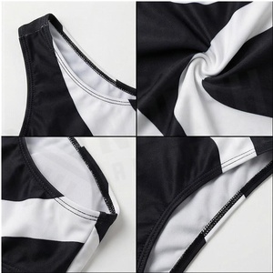 Conjunto de bikini con estampado geométrico de un solo hombro, parte inferior de cintura alta y falda cruzada para mujer - Product Image 4