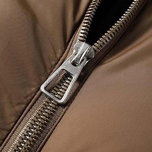 Ensemble d'entraînement hivernal en tissu durable : Veste zippée intégrale et pantalon confortable en polyester pour homme, avec personnalisation frontale. - Product Image 3