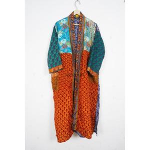 Kimono de Seda Hecho a Mano con Parches, Túnica Larga para Dormir o como Cubre Bikini, Kimono de Sari de Seda Reciclada Vintage Hecho a Mano en India - Product Image 2