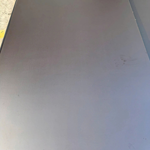 ไม้อัดพื้นผิวเคลือบฟิล์มสีน้ำตาลขนาด 2400*1220 มม. กันน้ำ สำหรับงานอุตสาหกรรม ไม้สน สำหรับอาคารสูง E1 ขายส่งจากโรงงาน - Product Image 1