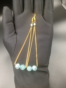 Boucles d'oreilles créoles minimalistes plaquées or Amaira Jewels, forme goutte d'eau, perle bleue fantaisie taille brillant, pour femme, usage quotidien - Product Image 6