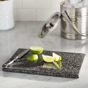Planche à découper décorative et fonctionnelle en marbre pour une décoration élégante du comptoir de cuisine, ajoutant une touche d'élégance en pierre. - Product Image 5