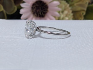 Anillo de compromiso de oro blanco de 14K con moissanita de corte ovalado y engaste de garras, certificado, moderno, con halo oculto, de Lurba Jewels para mujer - Product Image 3