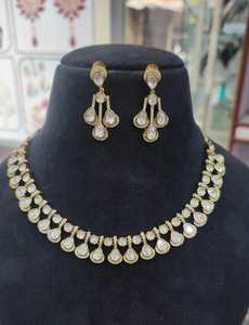 Parure de bijoux ethniques personnalisés en moissanite avec collier et boucles d'oreilles à pampilles en cristal rouge pour femme, idéale pour fiançailles, anniversaire, mariage, et occasions spéciales. - Product Image 3