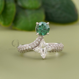 Bague Toi et Moi de luxe en or rose 14 carats avec diamant de laboratoire vert vif taille ronde et taille lys, 1,29 ct, deux pierres, bijou unique et audacieux - Product Image 1