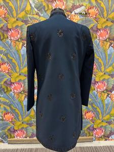 Sherwani formel pour homme, bleu prussien, orné de perles à la main, style indo-occidental, avec motifs floraux complexes et tissu en mélange de soie de qualité supérieure - Product Image 6