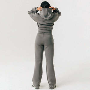 ชุดเซ็ตเสื้อสเวตเตอร์ไหมพรมพิมพ์ลายพัฟฟ์แบบกำหนดเองสำหรับฤดูใบไม้ร่วงและฤดูหนาว ชุดเสื้อฮู้ดครอปและกางเกงขายาวสำหรับผู้หญิง ขายส่งเสื้อผ้ากีฬา - Product Image 5