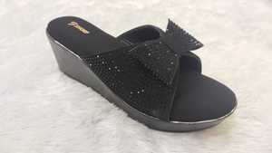 Sandales à enfiler confortables pour femmes, noires, à bout ouvert, ornées de cristaux et d'un nœud, style chic, vente en gros - Product Image 3