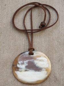 Collier pendentif en corne de buffle polie de qualité supérieure, fait main, naturel, moderne, tribal, bijou de mode pour hommes et femmes - Product Image 2