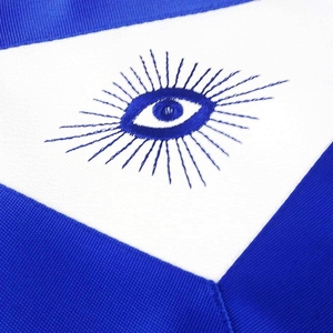 Tablier maçonnique en satin bleu brodé avec franges, symbole œil et compas, fermeture réglable, pour usage artisanal - Product Image 3