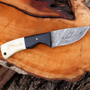 Cuchillo de Caza Personalizado de Acero de Damasco con Mango Ergonómico de Madera para Campismo, Senderismo y Aventuras de Bushcraft - Product Image 1