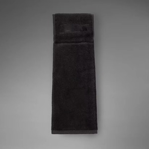 Serviette de sport noire personnalisée en tissu avec anse, douce et absorbante, pour l'entraînement sportif (thème football américain) - Product Image 4