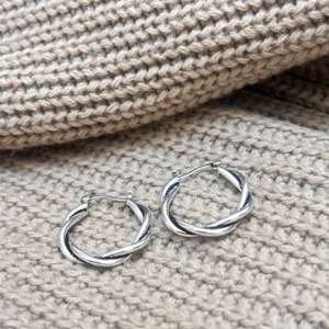 Pendientes de aro minimalistas retorcidos, modernos, de latón para mujer, chapados en plata, geométricos, venta al por mayor, OEM - Product Image 4