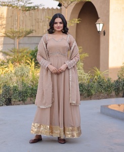 Último Modelo de Vestido de Novia para Mujer, Material Plateado Brillante, Anarkali con Diseño Elegante en V, Borde de Encaje con Espejo y Conjunto de Dupatta Elegante - Product Image 1
