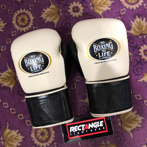 ถุงมือชกมวยหนังวัวแท้แบบผูกเชือก รุ่น Custom No Boxing no Life สำหรับฝึกซ้อมและแข่งขัน ซึมซับเหงื่อ แห้งเร็ว รับผลิตแบบ OEM จำนวนมาก - Product Image 3