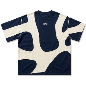 เสื้อยืดแขนสั้นผู้ชาย คอวี ตัดต่อสีสัน สไตล์สตรีทแวร์ ทรงโอเวอร์ไซส์ พิมพ์ลายคุณภาพสูง - Product Image 1