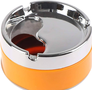 Cendrier classique noir mat avec couvercle pivotant argenté pour dissimuler les cendres, disponible à prix de gros. - Product Image 3