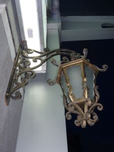 Paquete de 2 Lámparas de Pared Cuadradas Grandes para Exteriores, Faroles Negros Impermeables de 16.5 Pulgadas para Jardín, Porche, Garaje, Balcón, E26, Sin Bombillas - Product Image 2