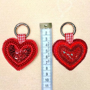 พวงกุญแจปักลายดอกไม้ประดับลูกปัด: จี้กระเป๋าดอกชบาทำมือ รับออกแบบตามสั่ง - Product Image 1