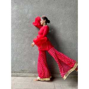 Ensemble de costume en mousseline de soie rouge pour femmes avec manches bouffantes, taille XS, matière crêpe - Product Image 4