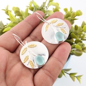 Boucles d'oreilles pendantes rondes faites à la main par un designer, avec de petits détails travaillés, en pierre de calcédoine aqua, pour femmes. - Product Image 1