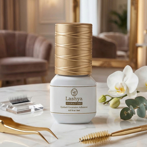 กาวติดขนตาปลอม Lashya รุ่น Signature Adhesive 1-2 วินาที ติดทนนาน รับผลิตแบรนด์ส่วนตัว กาวต่อขนตาแบบมืออาชีพ ขนาด 10 มล. - Product Image 1