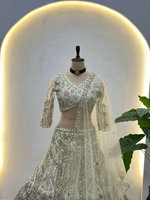 LEHENGA CHOLI DE DISEÑO CON RED DE MARIPOSAS, LENTEJUELAS Y BORDADO CODIFICADO CON DUPATTA Beige 84522