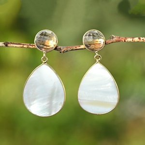 Elegantes pendientes de gota de piedras preciosas Smokey y nácar, joyería hecha a mano chapada en oro de 18 quilates para mujeres y niñas - Product Image 3