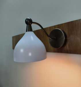 Lampe murale moderne pour salle de bain, dôme blanc, finition noire, éclairage décoratif à grain de bois - Product Image 3