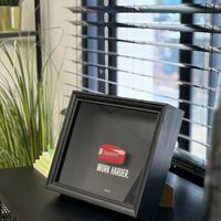 Cadre de présentation 3D creux détachable en bois noir avec verre véritable pour la collection de clés de voiture et de billets de banque