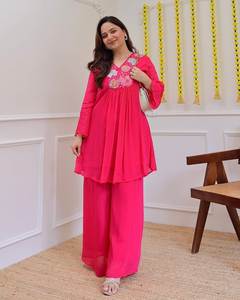 La temporada festiva requiere atuendos que brillen con la misma luminosidad que las celebraciones. Con este conjunto festivo de georgette puro, ¡estás listo para la fiesta! - Product Image 2