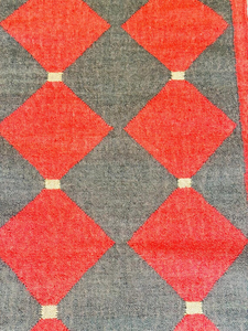 Tapis de couloir en laine et jute tissé à la main, rouge, noir, charbon, motif géométrique losanges, style bohème, kilim tribal, sur mesure - Product Image 6