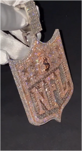 Colgante Personalizado Unisex de Plata 925 con Baño de Oro Rosa, Diseño de Escudo 3D con Incrustaciones de Moissanita, Corte Brillante Redondo, Estilo Hip Hop - Product Image 2