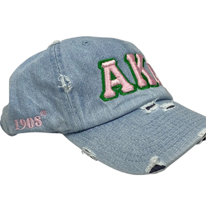 หมวกแก๊ปยีนส์สีฟ้าอ่อน AKA รุ่น Light Denim แต่งลายขาดแบบ Distressed พร้อมตัวอักษรปักสีเขียวชมพู ปรับขนาดได้ เหมาะสำหรับผู้หญิง สไตล์ลำลอง - Product Image 3