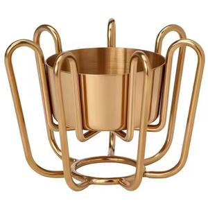 Le porte-bougie en métal est parfait pour une éclairage romantique, sa surface élégante reflète la lumière magnifiquement dans les espaces sombres. - Product Image 4