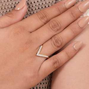 Bague de fiançailles et de mariage en or massif 14 carats avec diamant taille ronde en forme de V E/VS2, collection cadeau idéale pour elle pour les fêtes et anniversaires - Product Image 1
