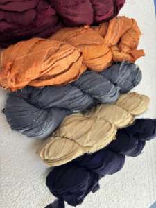 ริบบิ้นไหมซารีรีไซเคิลหลากสี ฉีกมือเป็นเส้นด้าย ใช้ในงานทำเครื่องประดับ งานทอผ้า ห่อของขวัญ งานฝีมือสไตล์โบโฮ เป็นมิตรต่อสิ่งแวดล้อม - Product Image 4