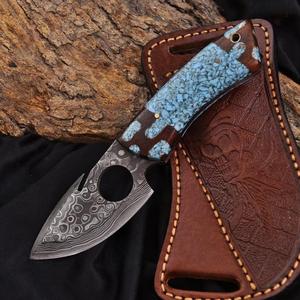 Couteau à pointe de lame en damas fait main, motif goutte de pluie, couteau de chasse et de dépecage personnalisé avec manche en bois de rose et turquoise - Product Image 1