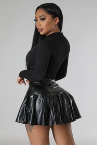 Nouvelle jupe plissée trapèze unie pour femme, jupe mini décontractée taille basse en similicuir PU, style urbain et sexy - Product Image 2