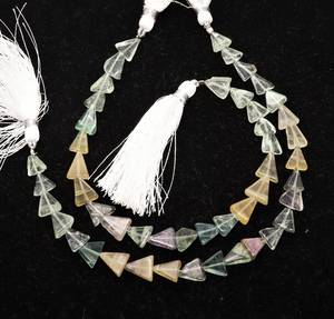 Cuentas triangulares lisas de fluorita natural, cuentas lisas de fluorita multicolor para la fabricación de joyería a precio de mayoreo. - Product Image 1