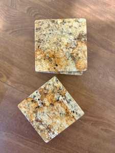 Ensemble de trois sous-verres vintage en marbre beige et noir, décoration de table en pierre naturelle - Product Image 2