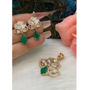 Elegante y Estiloso Juego de Collares con Colgante de Diseño en Acabado Dorado y Blanco con Aretes con Piedras AD para Bodas y Fiestas - Product Image 2