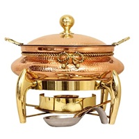 Plat à chafing en cuivre martelé de luxe avec support doré, chauffe-plats rond pour buffet, idéal pour l'hôtellerie et la restauration.