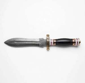 Herramienta Utilitaria de Campo para Exteriores de Acero de Damasco Hecha a Mano Personalizada con Guardacuchillas de Latón Apilado y Cuerno Negro - Product Image 1