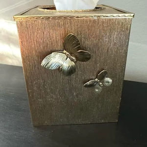 Boîte à mouchoirs en métal plaqué or de style vintage avec accents papillon, support décoratif pour salon et chambre d'hôtes - Product Image 1