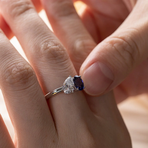 Anillo de Oro Real con Zafiro y Diamantes de 2 Quilates, Estilo Boutique, Toi Et Moi, Hecho a Mano, Azul Real, Forma Ovalada y de Pera - Product Image 1