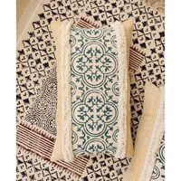 Housse de coussin décorative artisanale avec motif médaillon complexe et finition à franges