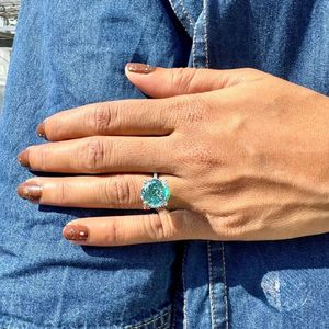 แหวนหมั้นมอยส์ซาไนต์สีฟ้าซีแยนทรงโปรตุเกส 7.50 กะรัต ประกายระยิบระยับ แหวนวงแหวนล้อมเพชรแบบซ่อน แหวนแต่งงานแบบ Eternity Pave - Product Image 3