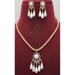 Ensemble collier et boucles d'oreilles plaqué or blanc de style royal avec zircon de qualité supérieure pour femmes, idéal pour les fiançailles, les mariages et les fêtes - Product Image 1