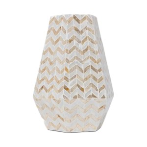 Vase contemporain en MOP avec motif mosaïque chevron, fait main, pour présentation florale sur table, forme irrégulière, blanc et doré - Product Image 1